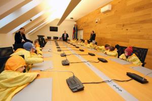 OTROCI VRTCA CERKNICA NA OBISKU 01 FOTO ARHIV VRTCA